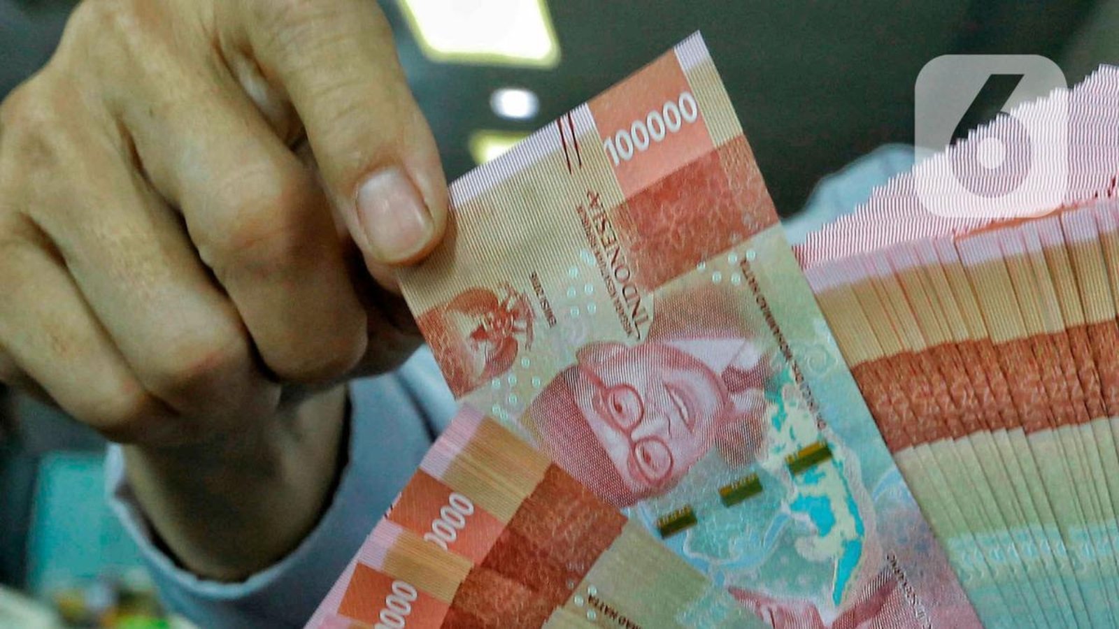 034769800_1672910855-Imbas_potensi_perlambatan_ekonomi_nilai_rupiah_melemah_terhadap_dollar-ANGGA_3.jpg