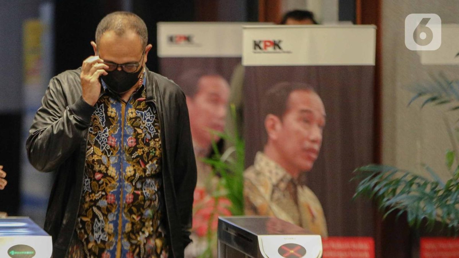 007600800_1677670381-Ekspresi_Ayah_Mario_Dandy_Rafael_Alun_Trisambodo_Usai_Diperiksa_KPK_Selama_8_Jam-Faizal-2.jpg