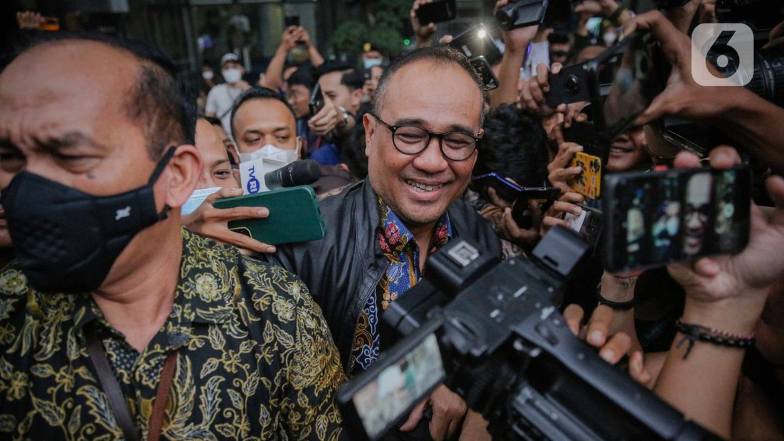 011858200_1677670384-Ekspresi_Ayah_Mario_Dandy_Rafael_Alun_Trisambodo_Usai_Diperiksa_KPK_Selama_8_Jam-Faizal-7.jpg