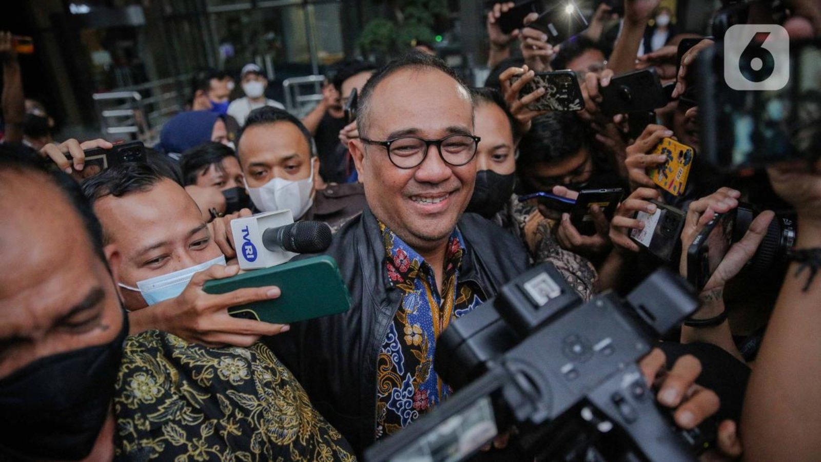 047964500_1677670383-Ekspresi_Ayah_Mario_Dandy_Rafael_Alun_Trisambodo_Usai_Diperiksa_KPK_Selama_8_Jam-Faizal-6.jpg