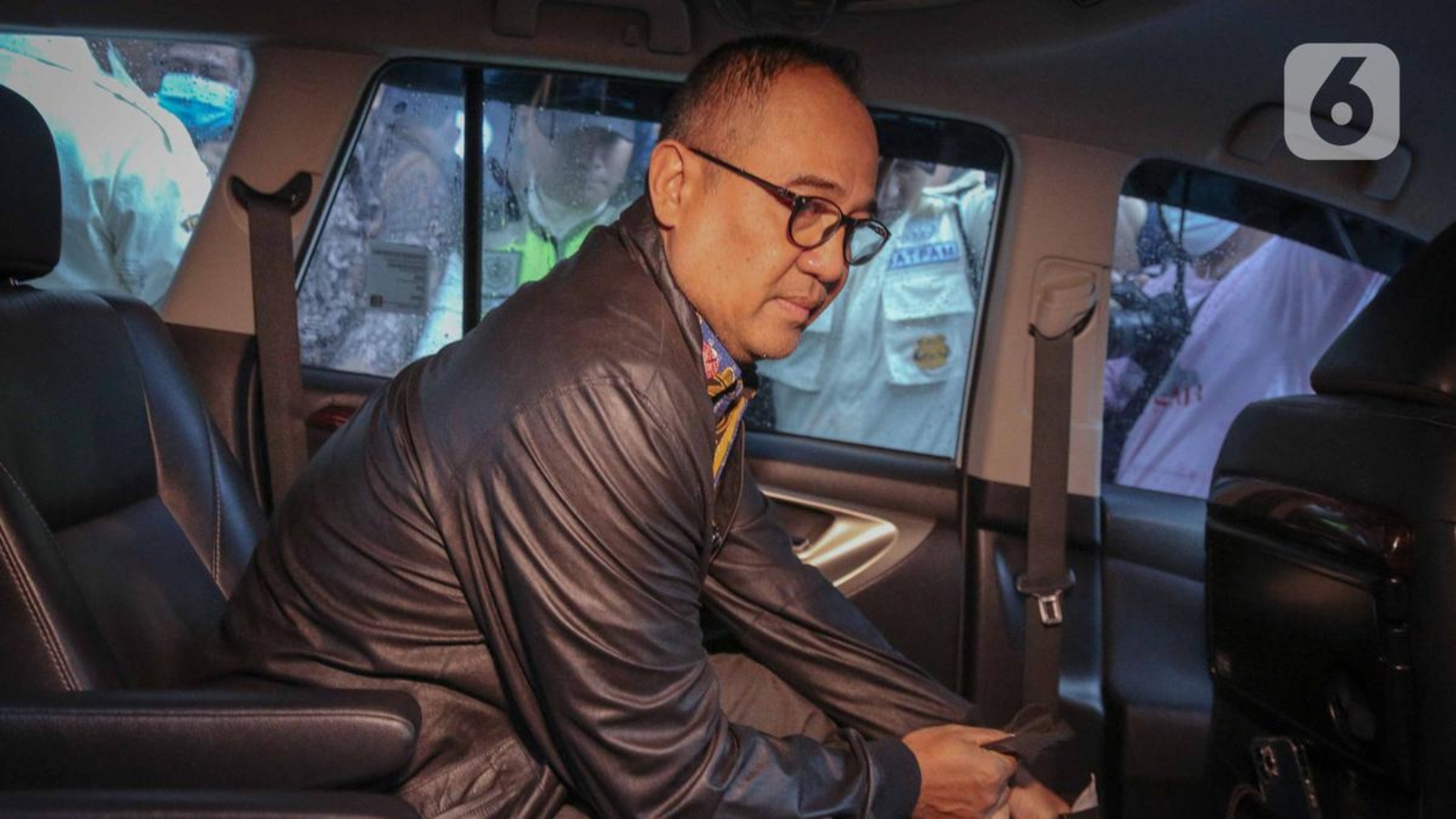 053001400_1677670380-Ekspresi_Ayah_Mario_Dandy_Rafael_Alun_Trisambodo_Usai_Diperiksa_KPK_Selama_8_Jam-Faizal-1.jpg