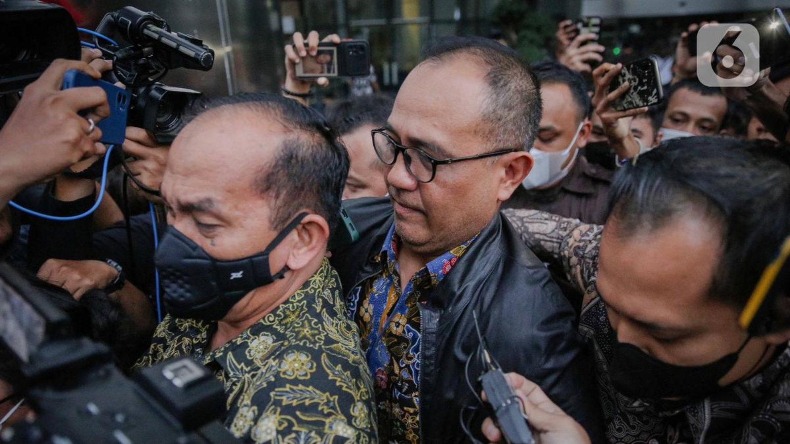 073375000_1677670384-Ekspresi_Ayah_Mario_Dandy_Rafael_Alun_Trisambodo_Usai_Diperiksa_KPK_Selama_8_Jam-Faizal-8.jpg