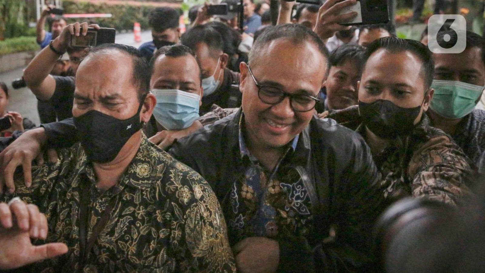 075282900_1677670385-Ekspresi_Ayah_Mario_Dandy_Rafael_Alun_Trisambodo_Usai_Diperiksa_KPK_Selama_8_Jam-Faizal-10.jpg
