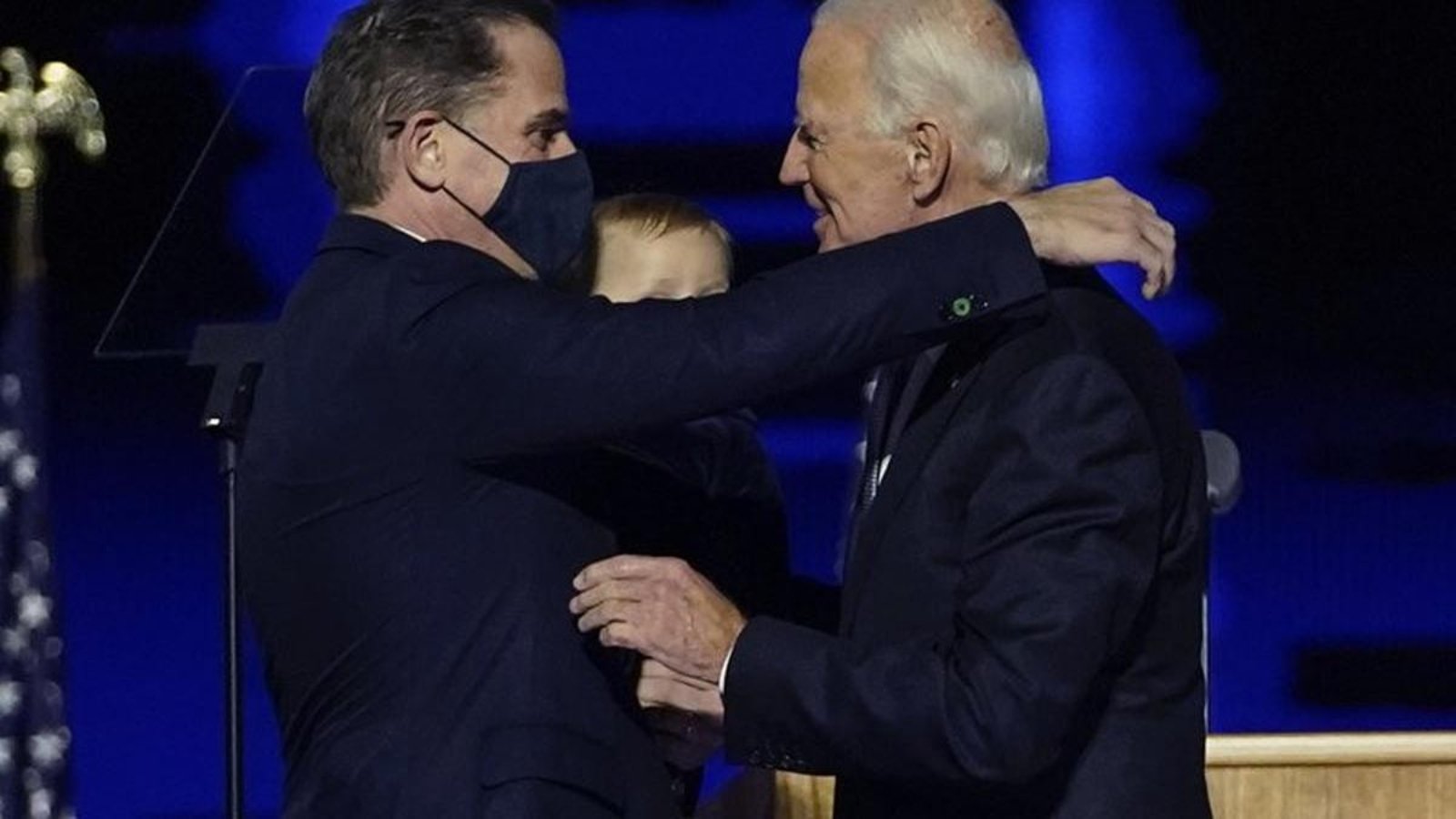 038588900_1607556814-Presiden_terpilih_AS_Joe_Biden__bersama_putranya__Hunter_Biden._Photo_by_AP_Photo__Andrew_Harnik__Pool.jpeg