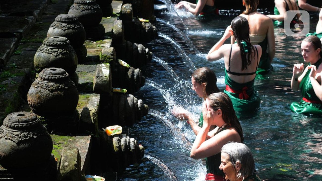 026789500_1651818208-20220506-Antrean_Wisata_Melukat_Di_Pura_Tirta_Empul-7.jpg