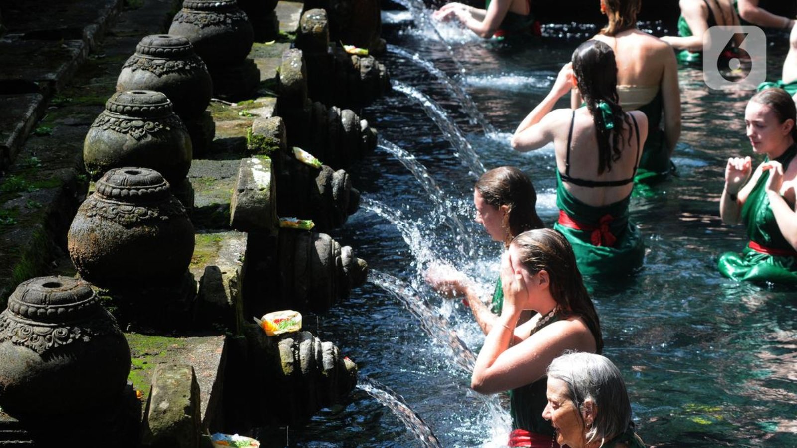 026789500_1651818208-20220506-Antrean_Wisata_Melukat_Di_Pura_Tirta_Empul-7.jpg