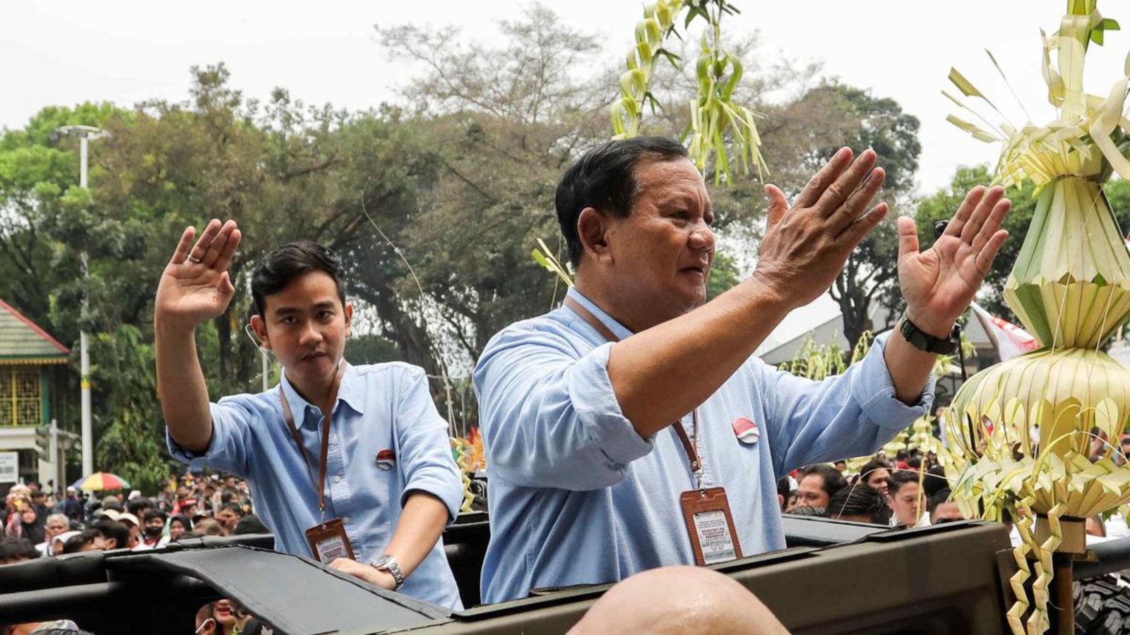 013631300_1698216107-Naik_mobil_maung_prabowo-gibran_daftar_ke_KPU-ANGGA_2.jpg