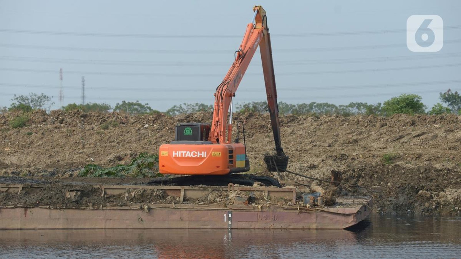 016314500_1596890538-20200808-Cegah-Pendangkalan_-Aliran-Kali-Cikarang-Bekasi-Laut-Dikeruk-3.jpg