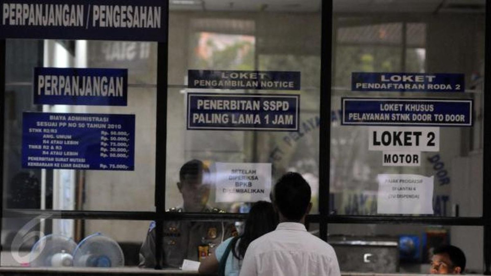 057784000_1483588529-071022500_1455549344-20160215-Pelayanan-Pajak-Kendaraan-Bermotor-Jakarta-Helmi-Afandi-08.jpg