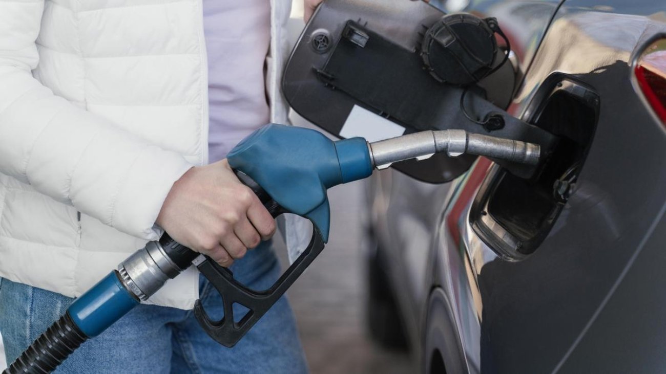 044043600_1661742697-woman-filling-up-car-gas-station.jpg