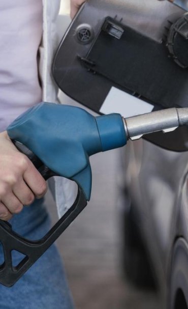 044043600_1661742697-woman-filling-up-car-gas-station.jpg