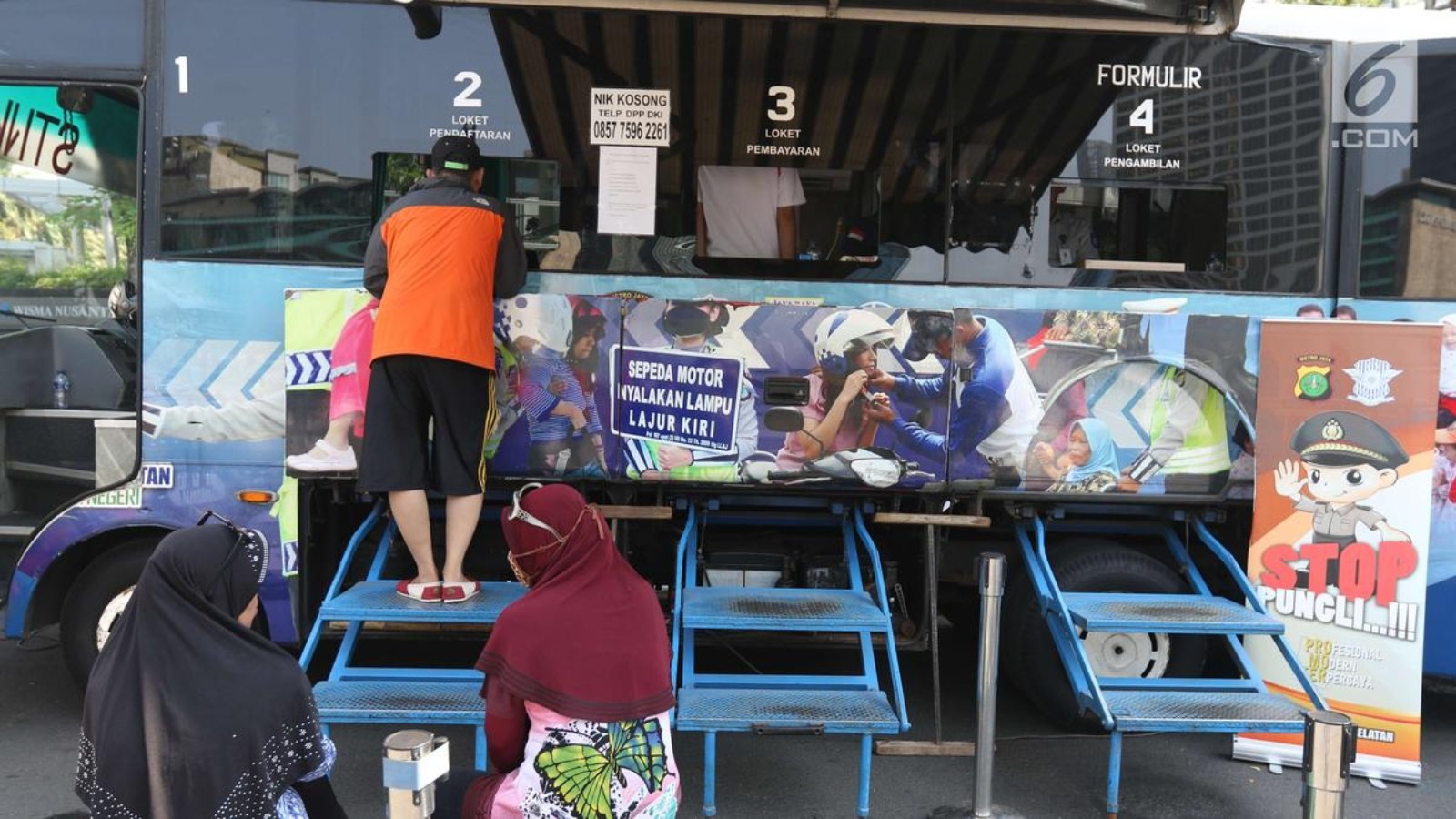 010281700_1540094871-2018021-Bayar-Pajak-Kendaraan-Sambil-Berolahraga-di-Kawasan-CFD-angga-6.jpg