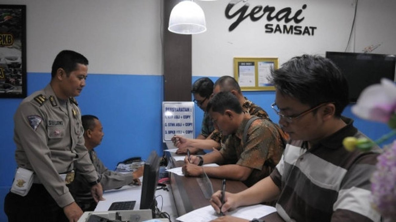 051001900_1779273736-20150627145830-layanan-gerai-samsat-permudah-warga-perpanjang-pajak-kendaraan-002-isn.jpg