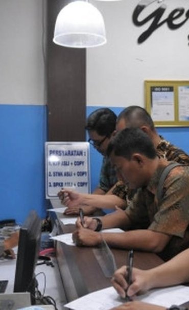 051001900_1779273736-20150627145830-layanan-gerai-samsat-permudah-warga-perpanjang-pajak-kendaraan-002-isn.jpg