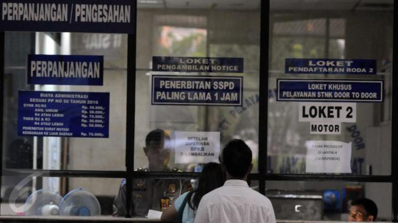 057784000_1483588529-071022500_1455549344-20160215-Pelayanan-Pajak-Kendaraan-Bermotor-Jakarta-Helmi-Afandi-08.jpg