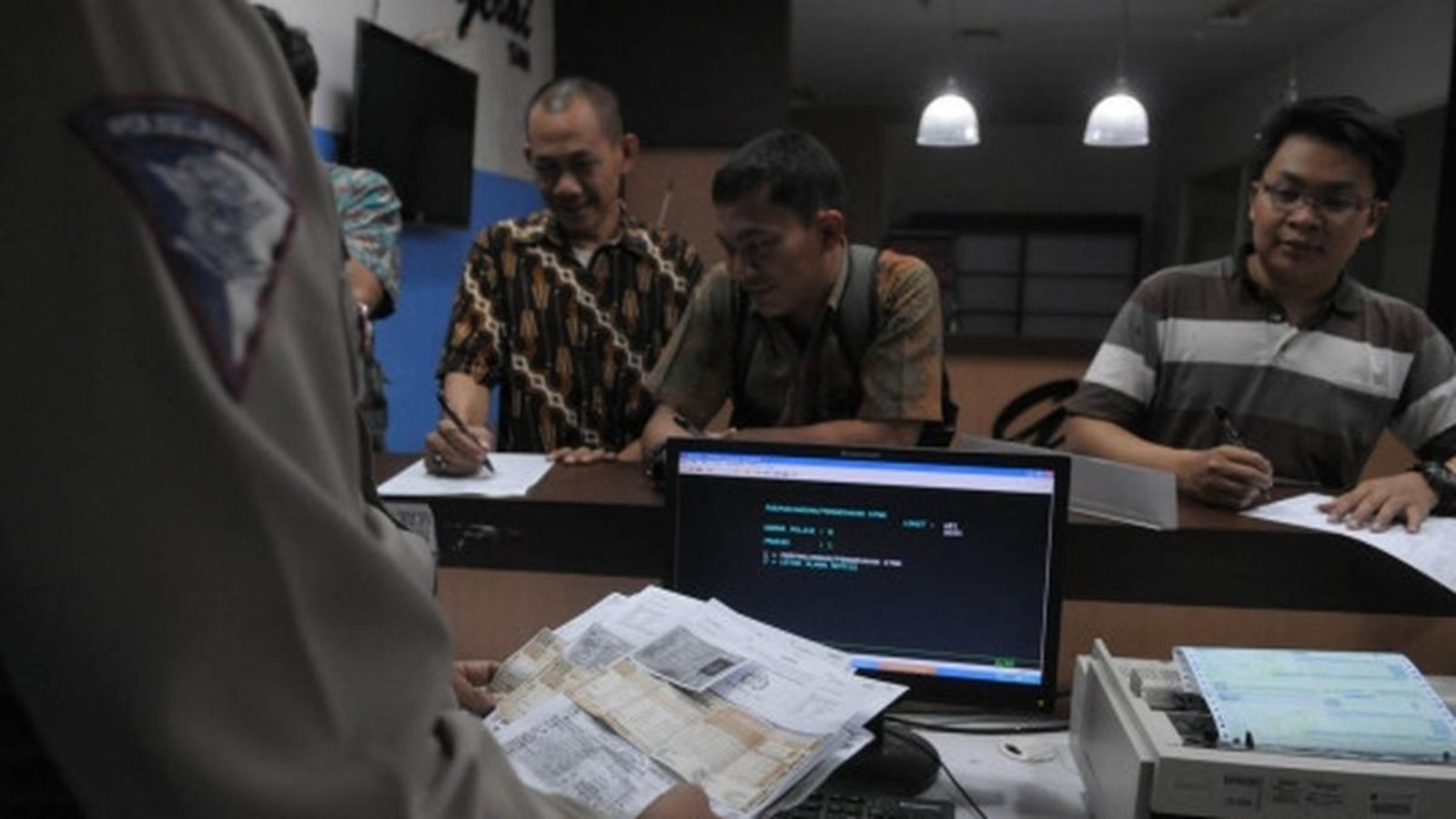 073218100_1779273741-20150627145840-layanan-gerai-samsat-permudah-warga-perpanjang-pajak-kendaraan-008-isn.jpg