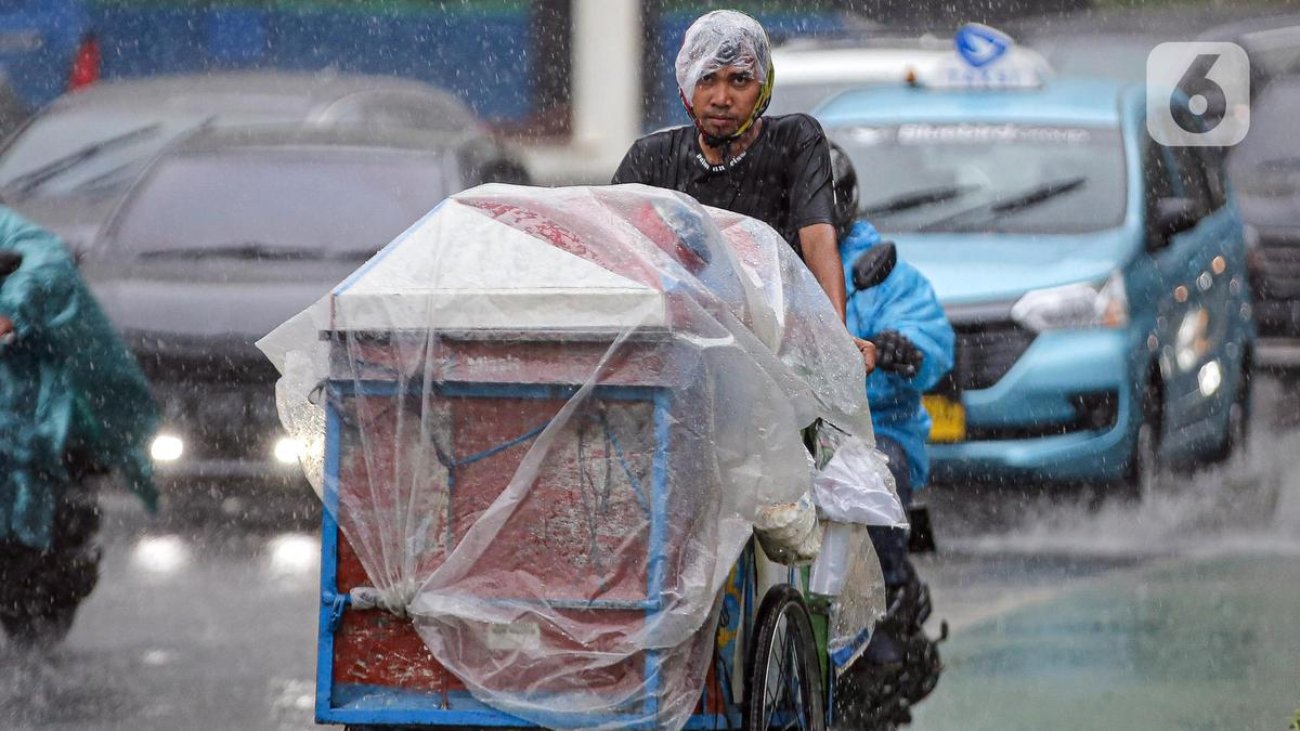062866400_1669200215-20221123-Cuaca-Ekstrem-Jakarta-Faizal-6.jpg