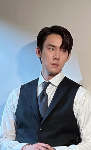 039214800_1741767460-Profil_Yoo_Yeon_seok_yang_akan_Gelar_Fan_Meeting_di_Jakarta_April_2025_Mendatang4.jpg
